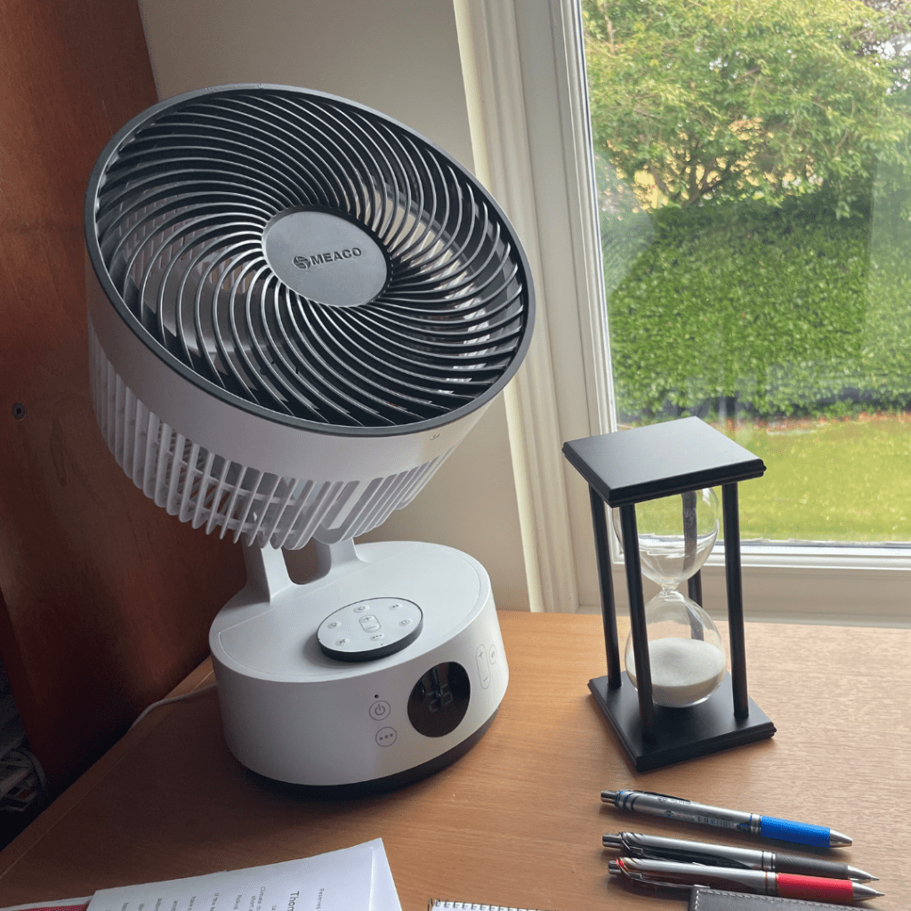 Customer photo of their desk and MeacoFan Sefte 8 Portable Battery air circulator